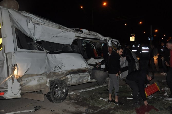 Mardin’de İki Servis Aracı Zincirleme Kazaya Karıştı: 2’si Ağır 11 Yaralı