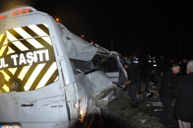 Mardin’de İki Servis Aracı Zincirleme Kazaya Karıştı: 2’si Ağır 11 Yaralı