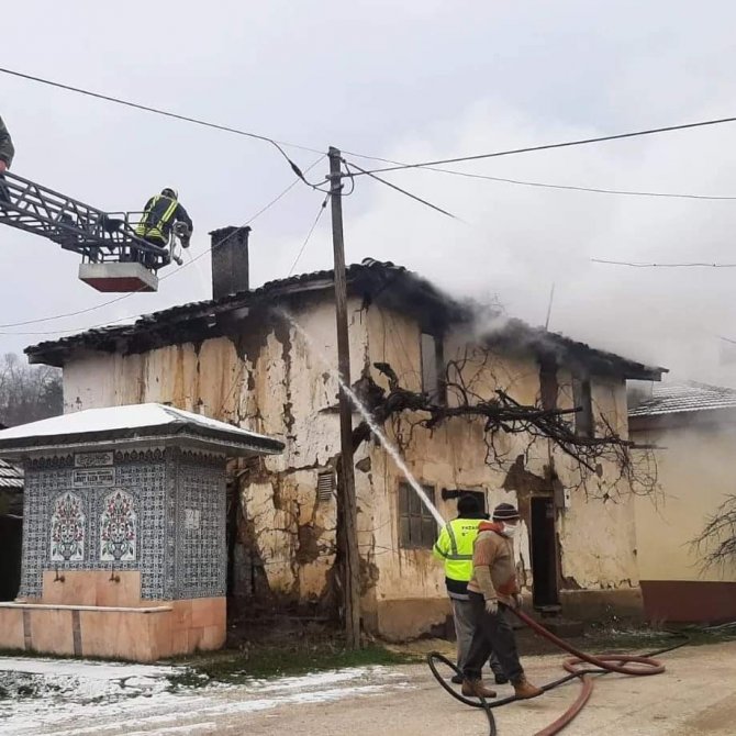 Metruk Binada Çıkan Yangın Kısa Sürede Söndürüldü