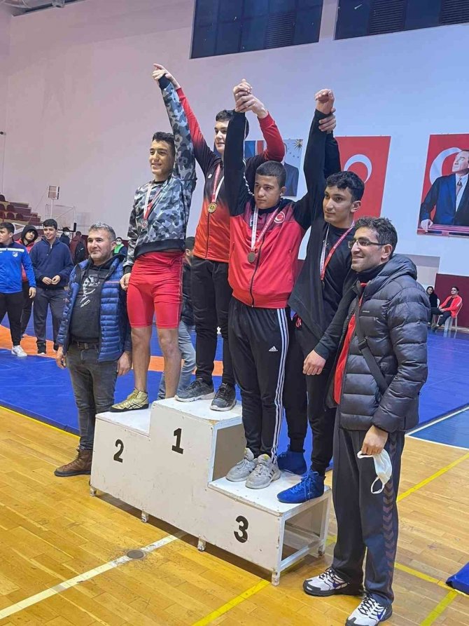 Korkutelili Güreşcilerin Başarısı