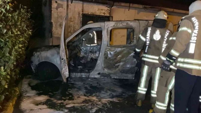 Pendik’te Park Halindeki Polis Aracı Alev Alev Yandı