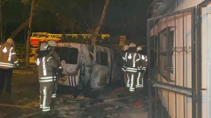 Pendik’te Park Halindeki Polis Aracı Alev Alev Yandı