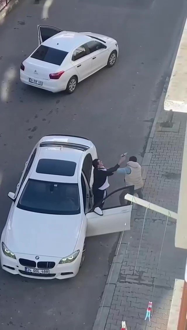 Pendik’te Sokak Ortasında Silahlı Yol Verme Kavgası