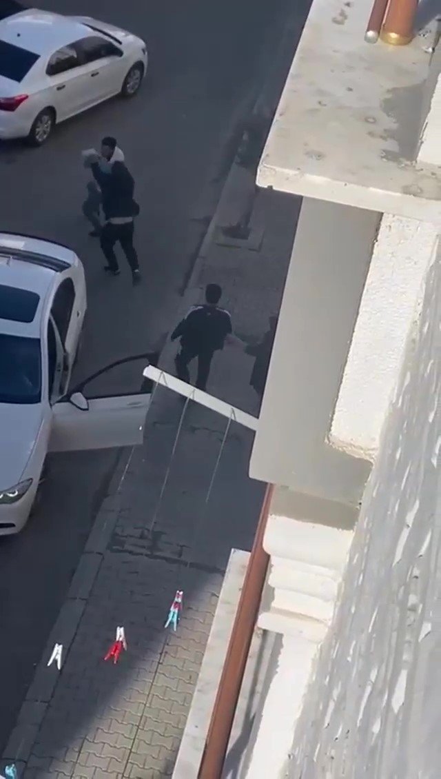 Pendik’te Sokak Ortasında Silahlı Yol Verme Kavgası