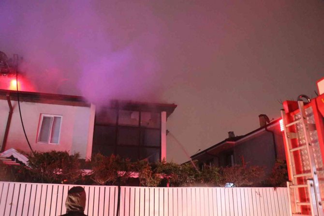 Villa Çatısında Çıkan Yangın Diğer Villaya Sıçradı, Panik Yaşandı