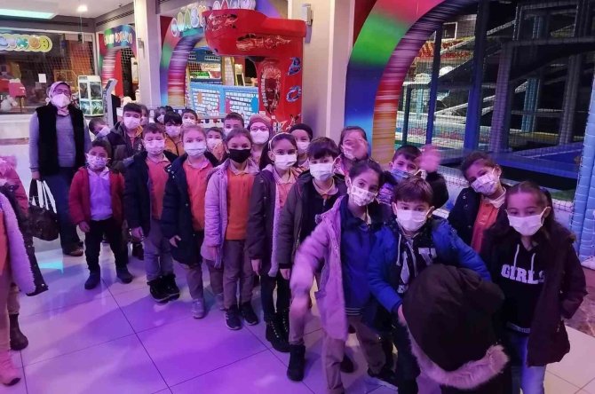 Minik Öğrenciler ‘Aslan Hürkuş Kayıp Elmas’ Filmini İzledi