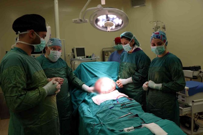 Genç Kadının Karnından 11 Kiloya Yakın Kitle Çıktı