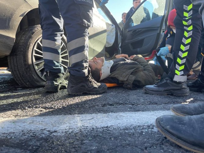 Şanlıurfa’da Tır, Kamyonet Ve Otomobil Çarpıştı: 1’i Asker 3 Yaralı