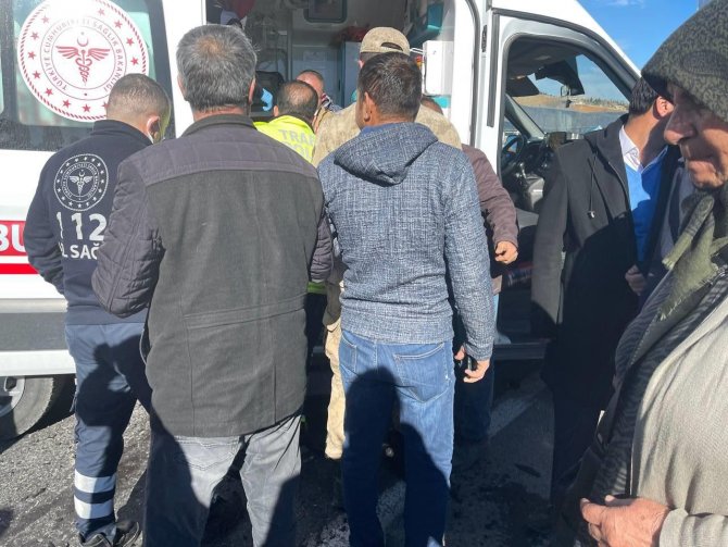Şanlıurfa’da Tır, Kamyonet Ve Otomobil Çarpıştı: 1’i Asker 3 Yaralı