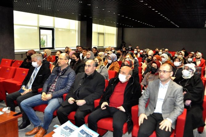 Eğitimcilere Dijital Yetenek Semineri Verildi