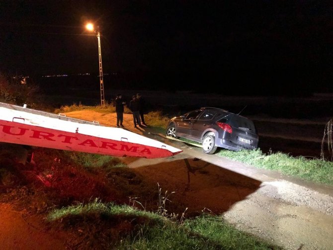 Aracıyla Geri Giderken Plaja Düşmekten Son Anda Kurtuldu