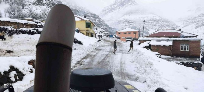 Şırnak’ta Karla Mücadele Devam Ederken, Kapanan Köy Yolları Bir Bir Açılıyor
