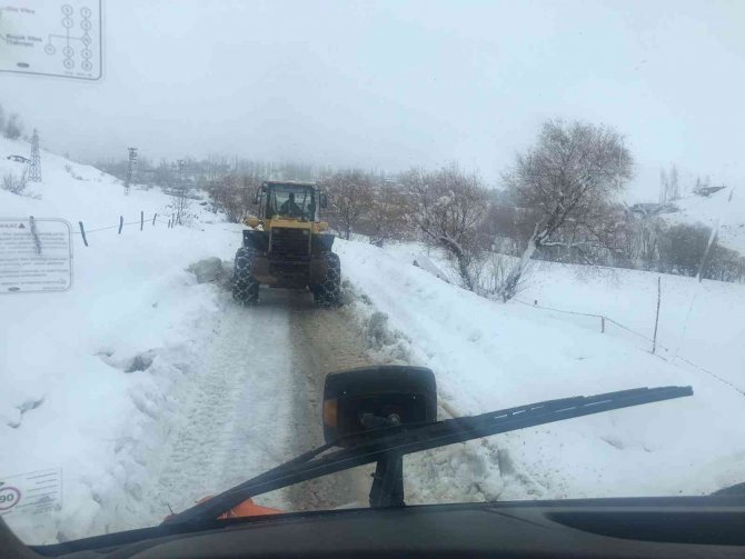Şırnak’ta Karla Mücadele Devam Ederken, Kapanan Köy Yolları Bir Bir Açılıyor