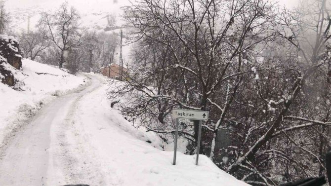 Şırnak’ta Karla Mücadele Devam Ederken, Kapanan Köy Yolları Bir Bir Açılıyor