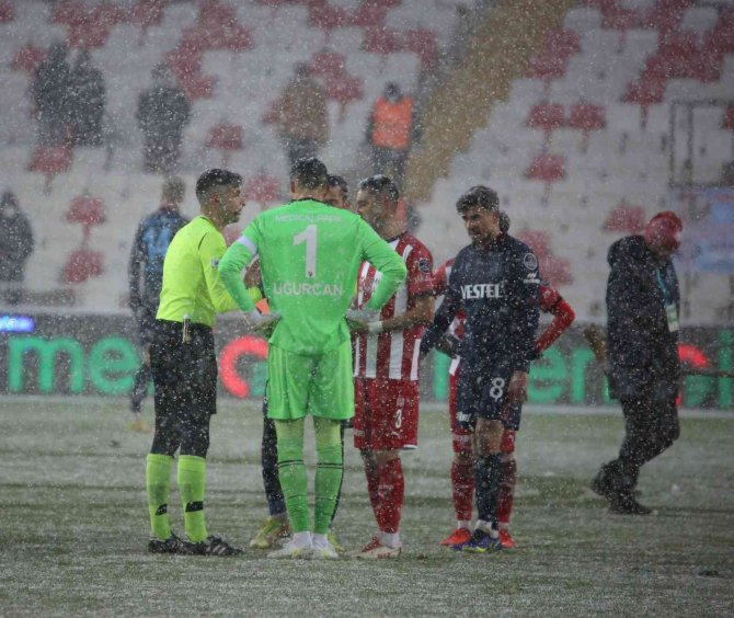 Sivasspor-trabzonspor Maçında Yoğun Kar Yağışı!