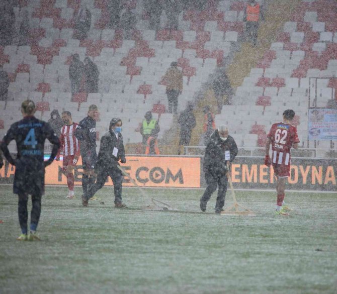 Sivasspor-trabzonspor Maçında Yoğun Kar Yağışı!