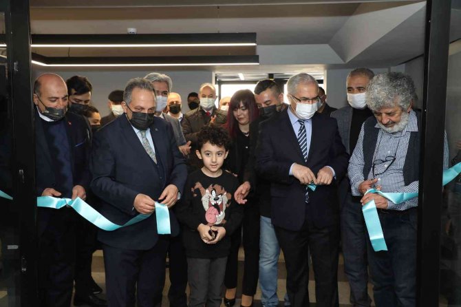 Talas’ta ‘Kuşaklararası’ Resim Sergisi Açıldı