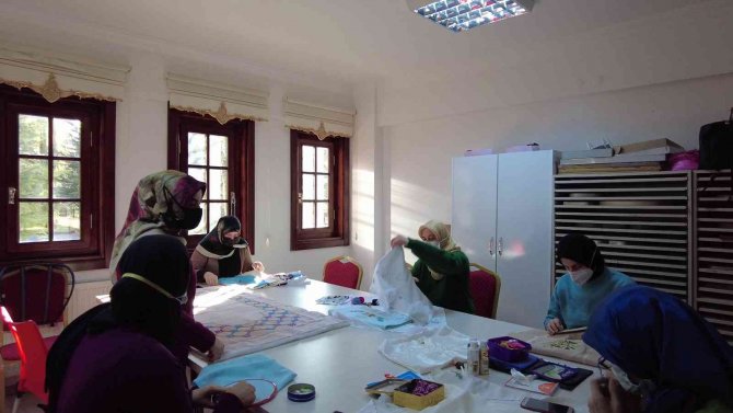 Mahalle Konağında Aile Bütçesine Katkı Sağlıyorlar