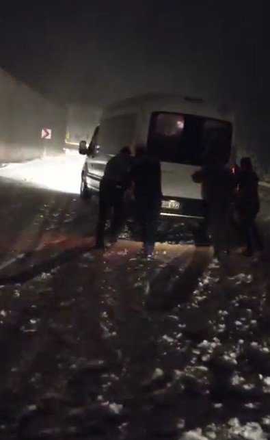 Tokat’ta Uluslararası Karayolunda Ulaşıma Kar Engeli