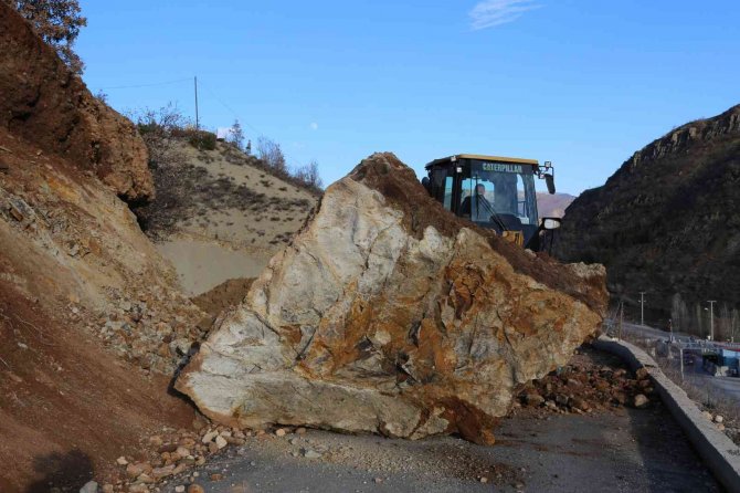 Tunceli’de Dağlardan Düşen Kayalar Yolu Trafiğe Kapattı