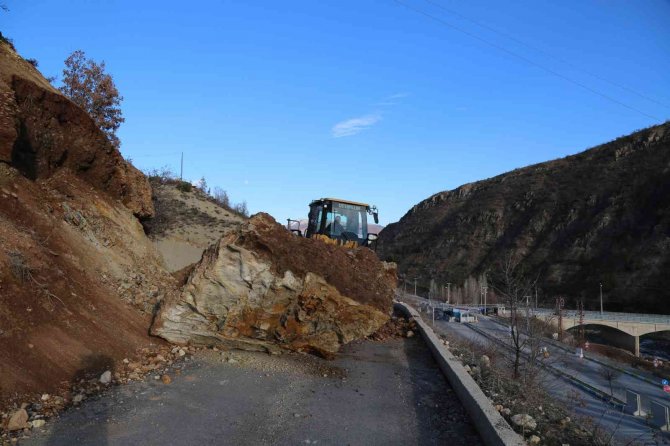Tunceli’de Dağlardan Düşen Kayalar Yolu Trafiğe Kapattı