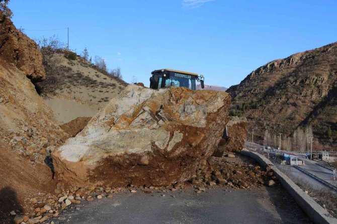 Tunceli’de Dağlardan Düşen Kayalar Yolu Trafiğe Kapattı