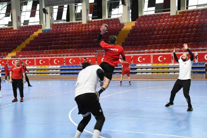 A Milli Erkek Hentbol Takımı Yunanistan Maçına Hazır