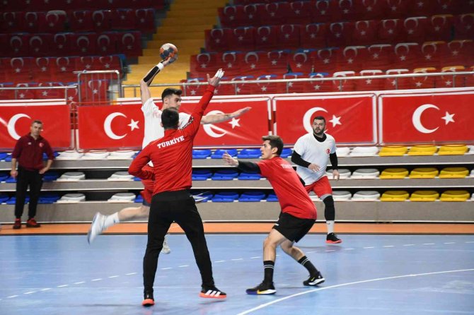 A Milli Erkek Hentbol Takımı Yunanistan Maçına Hazır