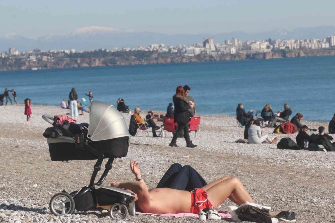 Antalya’da Ocak Ayı Ortasında Deniz Keyfi