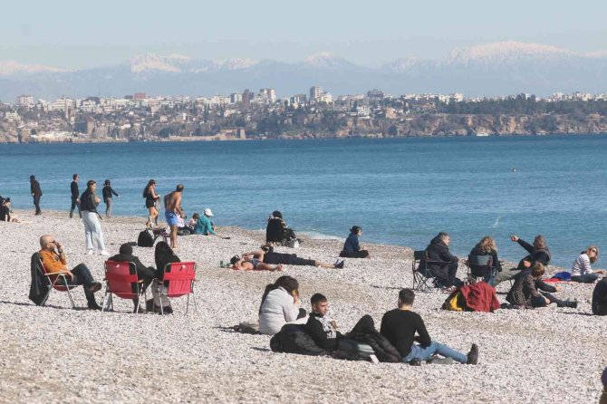Antalya’da Ocak Ayı Ortasında Deniz Keyfi