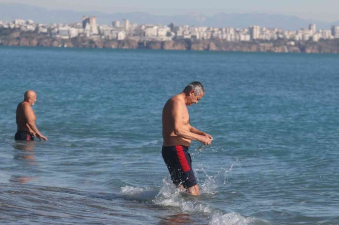 Antalya’da Ocak Ayı Ortasında Deniz Keyfi