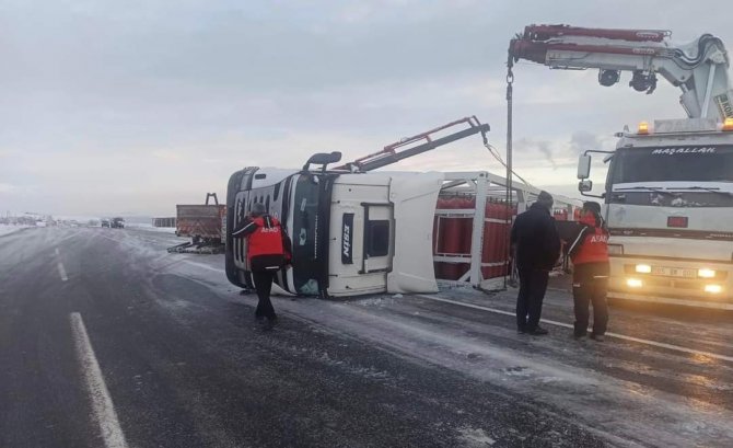 Van’da Cng Yüklü Tır Devrildi