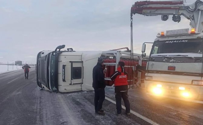 Van’da Cng Yüklü Tır Devrildi