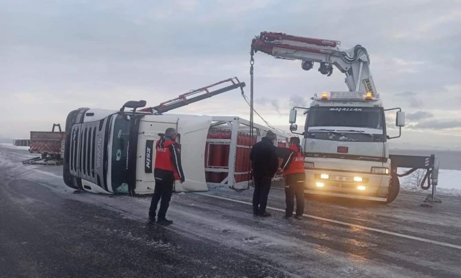 Van’da Cng Yüklü Tır Devrildi