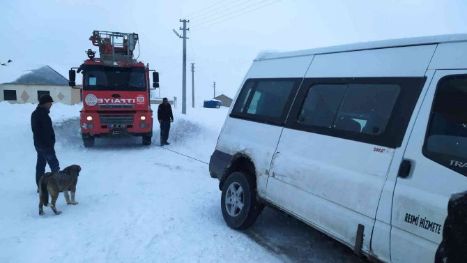 Kar Yağışı Nedeniyle Minibüs Şarampole Yuvarlandı