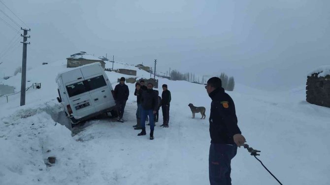 Kar Yağışı Nedeniyle Minibüs Şarampole Yuvarlandı