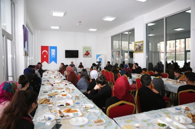 Başkan Akman, Gençlerle Tecrübe Paylaşımında Bulundu