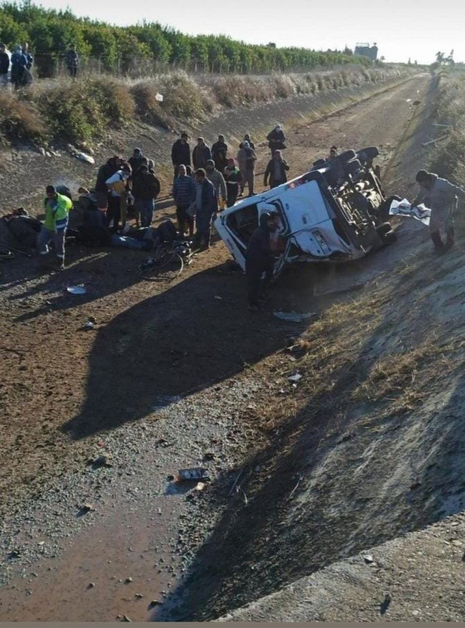 Adana’da Tarım İşçilerini Taşıyan Minibüs Devrildi: 1 Ölü, 10 Yaralı