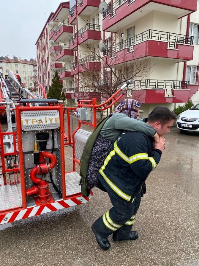 İ̇tfaiye Eri, Yangında Mahsur Kalan Yaşlı Kadını Sırtında İndirdi