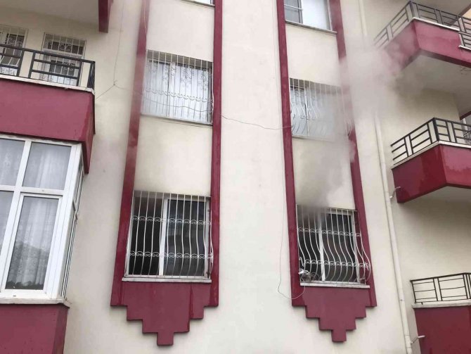 İ̇tfaiye Eri, Yangında Mahsur Kalan Yaşlı Kadını Sırtında İndirdi