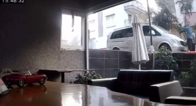 Apartmanın 4’üncü Katından Düşen Genç Hayatını Kaybetti