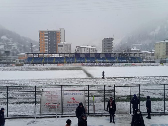 Artvin’de Kar Yağışı Nedeniyle 3. Lig Maçı Ertelendi