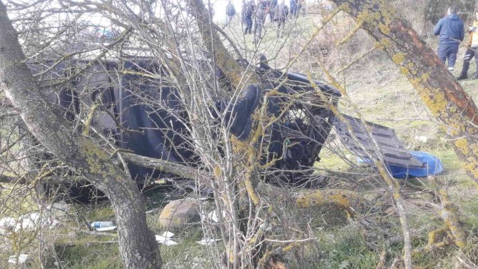 Bigadiç’te Araç Tarlaya Uçtu: 1 Ölü, 2 Yaralı