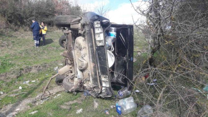 Bigadiç’te Araç Tarlaya Uçtu: 1 Ölü, 2 Yaralı