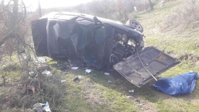 Bigadiç’te Araç Tarlaya Uçtu: 1 Ölü, 2 Yaralı