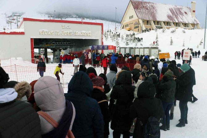 Dondurucu Soğuğa Aldırış Etmediler, Binlerce Kişi Oraya Akın Etti
