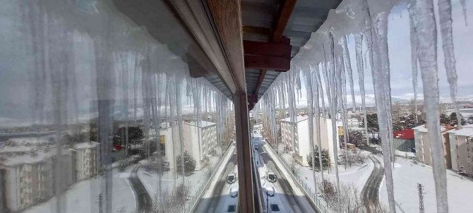 Çatılarda 2 Metrelik Buz Sarkıtları Oluştu