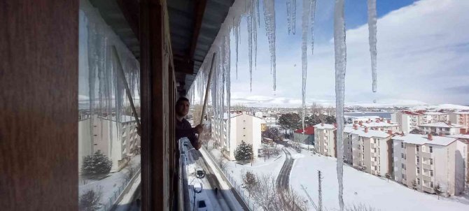 Çatılarda 2 Metrelik Buz Sarkıtları Oluştu