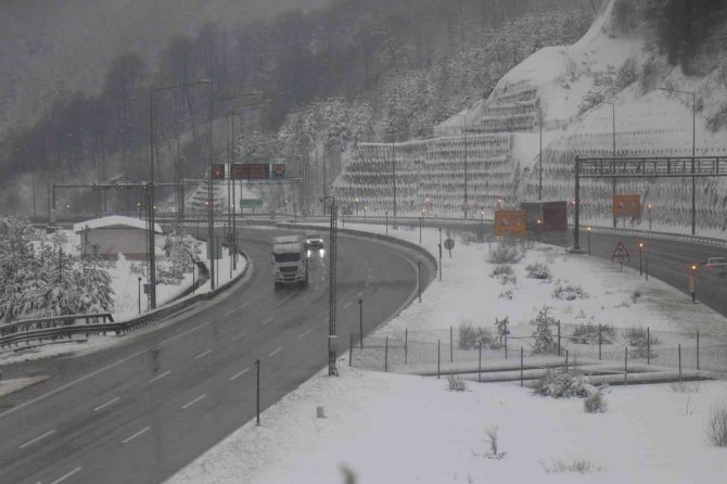 Bolu Dağı’nda Kar Yağışı Devam Ediyor