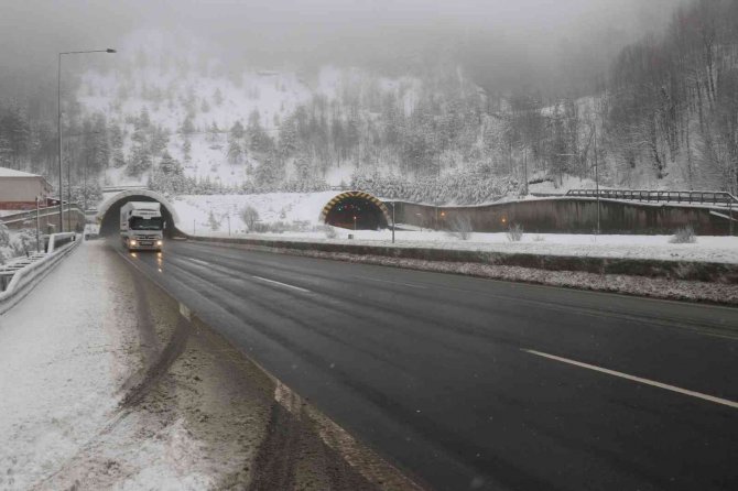 Bolu Dağı’nda Kar Yağışı Devam Ediyor